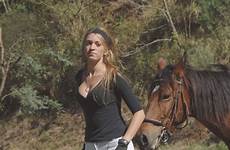 equestrian riding rodeo riders reit reiten pferde vaquera tagen pferd mädchen whips sharejunkies
