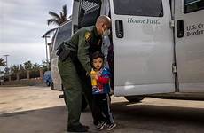 brownsville scarce custody record asylum enfrenta delivers seeker charging cartels documents punches throwing dancers bubbles indocumentados menores llegada crisis kvia