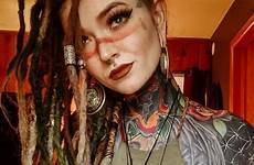tattoed ragazza tattooed inked dreadlocks dreads tweetyy tatuaggio steampunk