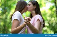 lesbiennes lgbt verhouding handen koppelen rechten kussen houden