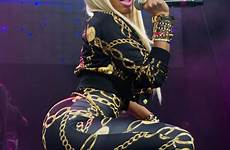 minaj nicki sexy popsugar celebrity finger stage assets