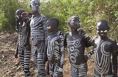 tribe mursi ethiopia omo surma nackt stämme kikijourney dangerous bodypainting menschen afrikanische village warriors africaine
