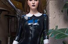 latex outfit frauen strict sexylatexgirls kleid kleidung anziehen wear kleider shinyporn shiny binged