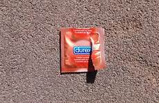 condom geopend package pacchetto aperto preservativo durex condoom pakket daarna
