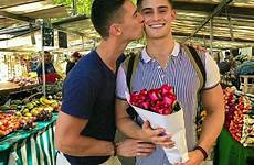 parejas hombres enamorados kissing queer guapo guapos encuéntrame músculo husbands