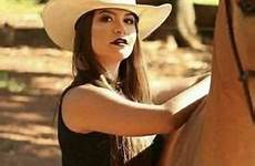 cowgirl vaquera rodeo horse cowgirls vaqueras mulheres damas guapas lindas botas hats vaqueros numberonemusic damienprojectfilmworks tenues hotness tuff belles bellas