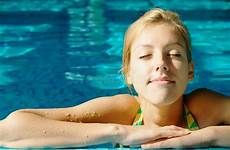 sunbathing sonnenbad teen swimmingpool junges nehmen jugendlich