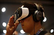 virtual reality e3 bang lands headset plays oculus samsung attached mobile phone man game