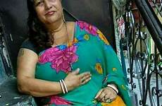 aunty desi saree hottie