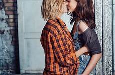 lesbian lesbians kissing love lesbianas girls hot rose fotos gay imágenes passionate couples flirt 3sum saved visit los para girlfriend