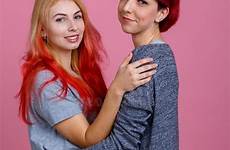 lesbiennes roze bevinden zich twee aan greep schouder handen