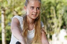 bicycle meisje fiets zit klaar zonnige tien rijden