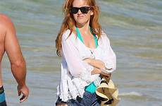 isla fisher beach legs hawaii cohen baron sacha lean candids january her frolicking whilst displays husband shorts woman dailymail article
