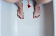 period bleeding blut menstrual fliessen metro uncomfortable diseases bias heisst schluss tampons bathtub