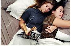 lgbt cuddling dating romantic variar dormindo lendo kuscheln lesbische girlfriends snuggle paare wild lesbianas hercampus fuente parejas