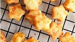 EASY 4 INGREDIENT CHEESE CRACKER RECIPE - FULL RECIPE IN CAPTION! These are soooo good you guys! I struggle to leave any for the kids when I've baked them!! Think little warm bites of buttery cheese straws, and you've got the picture! SAVE this now - I made them today as I know I don't have anything in for tomorrow's packed lunches and I'd rather stay home and bake than go to the shops in this freezing January weather 🥶 All you need is: ⭐ 150g plain flour (I use @dovesfarm spelt flour) ⭐ 50g co