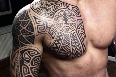 Los tatuajes maoríes para hombres son reconocidos en todo el mundo por la variedad de motivos y diseños que tienen.los tatuajes maori son una buena elección para hacerte un tatuaje, y es una buena idea que elijas aquellos tatuajes que mas te gusten de las imagenes que te mostramos en. 13 diseños maoríes que nos encanta ver en los hombres - VIX