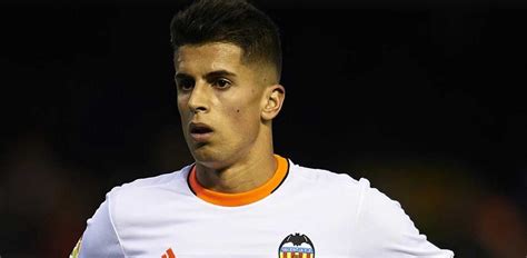 Mainly a right back , he can also play as a right winger or a left back. João Cancelo apontado ao Benfica - Benfica - Jornal Record