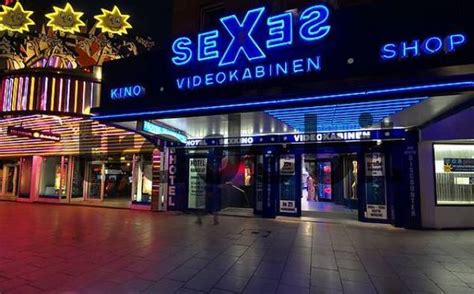 An hamburgs stadtküste, der elbe und dem hafen, kann man auf pollern hocken und schiffe gucken oder sich einfach den rauhen wind um die nase wehen lassen. St. Pauli - Reeperbahn bei Nacht, Hamburg, Deutschland ...