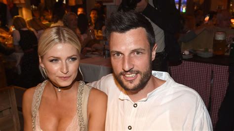 Model lena gercke (31) ist überglücklich mit ihrem neuen freund. Berlin: Lena Gercke in ultra-knappem Lederrock - doch Fans ...