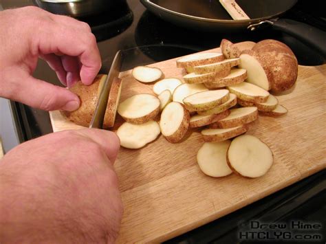 See full list on foodnetwork.com Fried Potatoes and Onions - How To Cook Like Your Grandmother