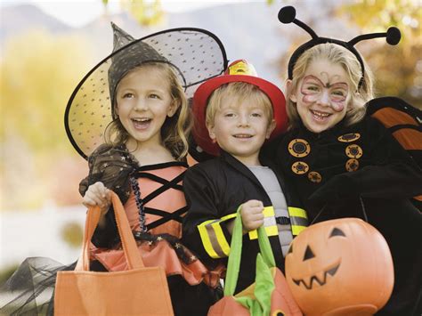For many years, knock knock jokes were primarily considered as children's jokes. 10 Sjovt Trick eller Treat Knock, Knock Jokes for Kids
