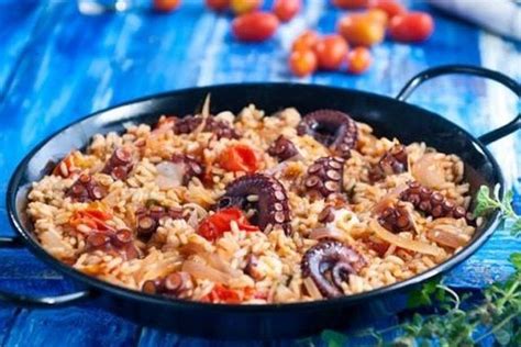 Questa ricetta è abbastanza simile a quella precedente ma prevede alcune differenze tra cui il mtodo di cottura. Risotto al polpo rosso e vino bianco, la ricetta di ...