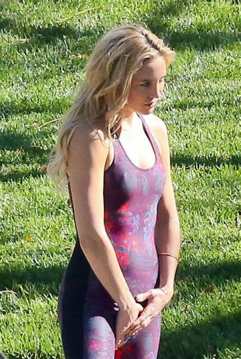 Extreme incītis stiepjas ar milzu dildo. KATE HUDSON in Purple Uni-tard at a Park in Los Angeles ...