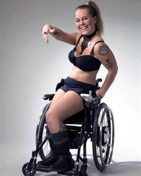 37 photos de belles femmes nues. Cette jeune femme en fauteuil roulant pose en lingerie ...