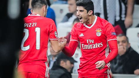 Gonçalo guedes, jovem jogador de apenas 17 anos, que joga a extremo esquerdo ou a avançado centro no sport lisboa e benfica. Mercato | Mercato - PSG : Benfica fait ses adieux à ...