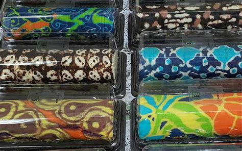 Bolu gulung merupakan kue bolu yang dipanggang menggunakan loyang dangkal, diisi selai atau krim mentega. Lestarikan Batik Lewat Bolu Gulung Batik : Okezone Lifestyle