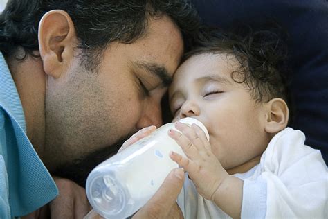 With a milk allergy in infants, a baby's immune system reacts negatively to the proteins in cow's milk. Symptoms of Milk Allergies in Babies | How To Adult