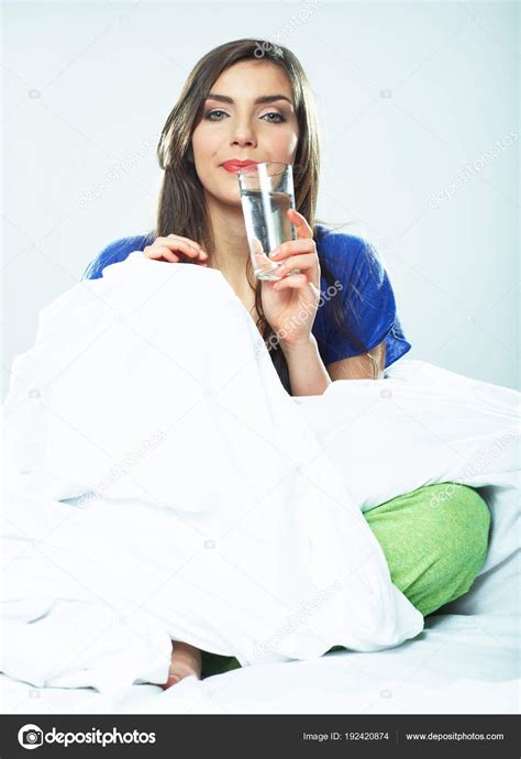 Hier findest du alle news zum thema nackte frau. Frau im Bett mit Wasserglas. - Stockfotografie ...