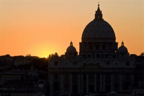 Don luigi maria epicoco riflette su l'osservatore romano riguardo la solennità dei due grandi santi celebrati il 29 giugno, una festa che ricorda il desiderio di comunione che rende la chiesa ciò che è e ciò che deve sempre diventare. San Pietro e Paolo 2019 | Festa | Roma | Strade chiuse ...