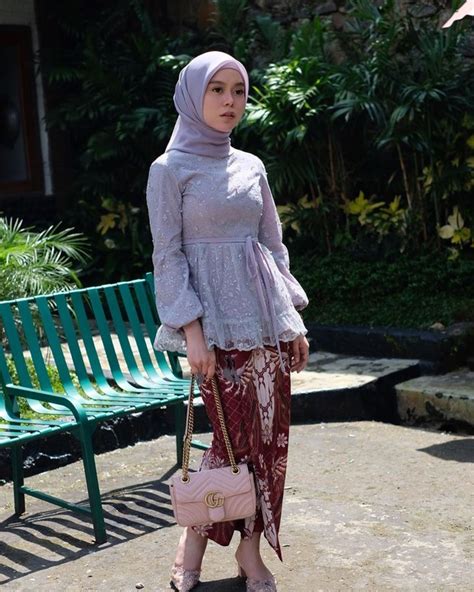 Harga gamis hijab standar dewasa. 7 Kebaya ala Artis ini Cocok Buat Tunangan