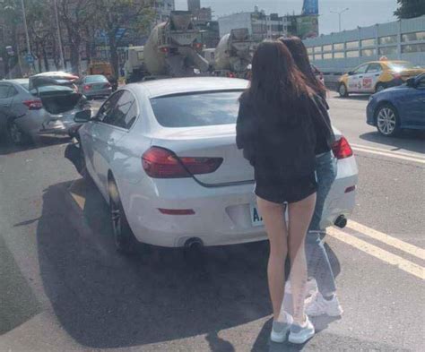 Wèi, shì xuésheng sùshè ma? 照片紅到韓國! 車禍現場正妹曬白皙美腿 他暈了：什麼都好說 - 生活 - 自由時報電子報