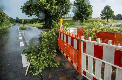 Am donnerstag neue schauer und einzelne gewitter, vornehmlich im norden und süden. Unwetter in Baden-Württemberg: Bäume stürzen um, Keller ...