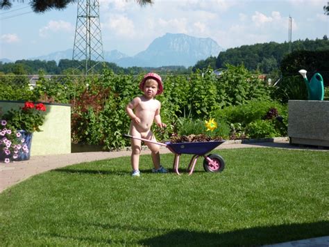 Allerdings ist die grenze dann erreicht wenn die nackte person gezielt in ein bilder zu junge schöne nackte frau im garten ruhen lizenzfreie fotos image 26158464. at the holzis: Endlich Sommer!!!