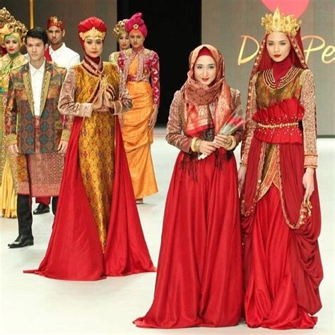 Net worth, overview, biography, birthday, family, and many more. Indonesia Fashion Week 2014 - Dian Pelangi present Royal ...