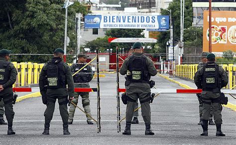 Según la constitución colombiana, la conmoción interior es un estado de emergencia que puede ser declarado por el presidente cuando existan graves perturbaciones del orden público que atenten de manera inminente contra la estabilidad institucional. En Claves: ¿Qué significa un estado de excepción ...