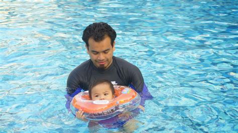 Kedai buku 24 jam pertama di malaysia! Kelas Tambahan Baby Berenang Di Swimming Pool Grand LEXIS ...