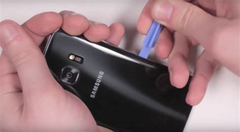 Er kann mittels induktiver ladung einfach kabellos aufgeladen werden: Samsung Galaxy S7 Akku wechseln - einfache Anleitung ...