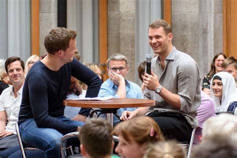 Manuel neuer hat am montag die kinderkrebsstation des klinikums schwabing besucht und ein lächeln auf die gesichter der kleinen patienten gezaubert. Manuel Neuer: „Kein Kind darf auf der Strecke bleiben ...