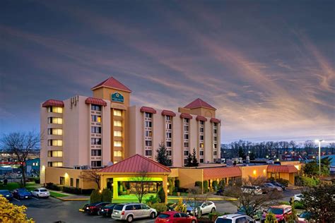 La quinta inn albuquerque airport is an excellent choice for travelers visiting albuquerque, offering guest rooms offer a flat screen tv, and la quinta inn albuquerque airport makes getting online easy. La Quinta Inn & Suites Tacoma, WA - See Discounts