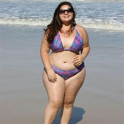 Jovem mulher gorda esconde seus seios nus com braços. Biquíni GG: mulher gorda vai usar estampa, brilho e fio ...