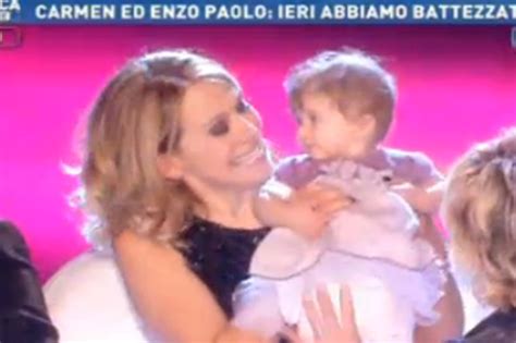 Nato a siena, questo giovane attore naturalizzato romano dopo gli studi al dams, si divide tra il teatro e la fiction (un. Il battesimo della piccola Maria Turchi Russo a Domenica ...