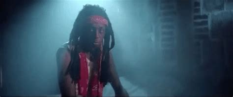 Lil wayne] uhh, devoted to destruction a full dosage of detrimental dysfunction i'm dying slow but the devil tryna rush me see, i'm a fool for pain. Videoclip Lil Wayne Zelfmoordploeg GIF | GIFs.nl
