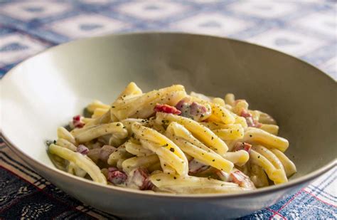 Le combinazioni di ingredienti utilizzate durante la sua preparazione sono infatti innumerevoli e persino la ricetta dell'impasto, gelosamente custodita, varia da pizzaiolo a pizzaiolo. Pasta con speck, piselli e pecorino ricetta preparazione