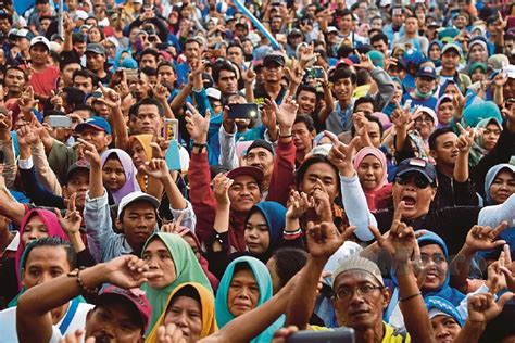 Ayah cik tom bertugas jadi ejen tempat mengundi. Pilihan raya paling unik | Harian Metro