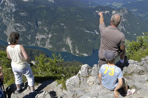 Der wirtschaftsraum berchtesgadener land steht für berufliche und unternehmerische selbstentfaltung und lebensqualität in den alpen, in direkter nachbarschaft zu salzburg. Berchtesgadener Land - Blick über den Königssee vom ...